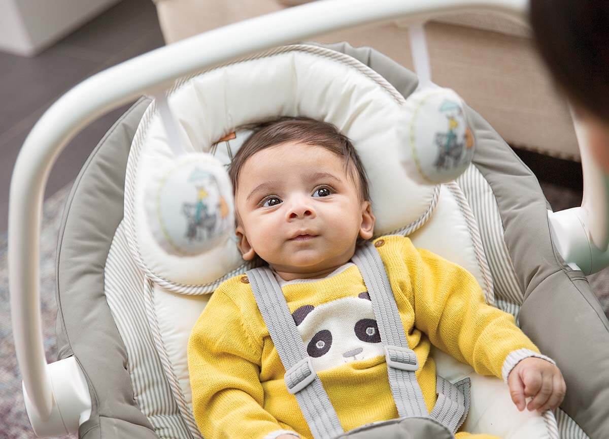 Inovativen otroški gugalnik z bazo za nihanje in mehanizmom za reguliranje 