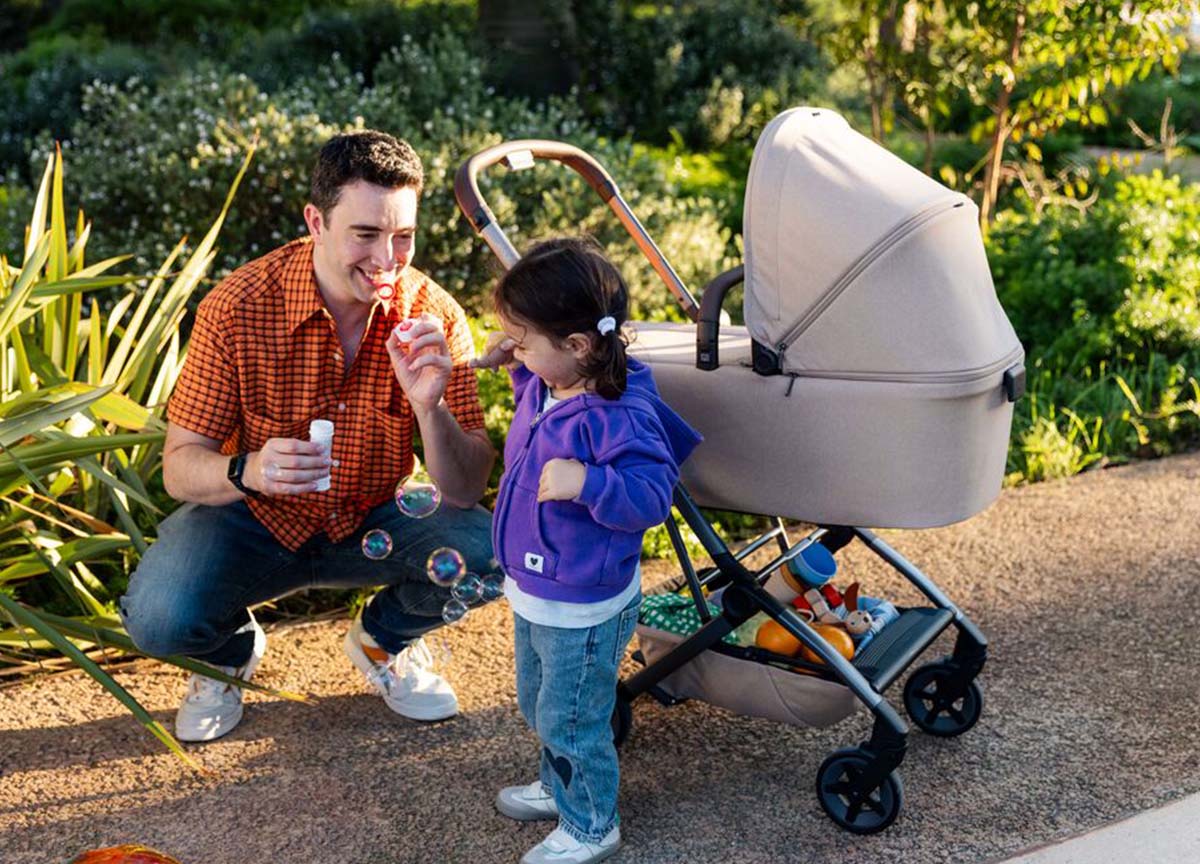 Kompaktna kolica s upravljanjem jednom rukom