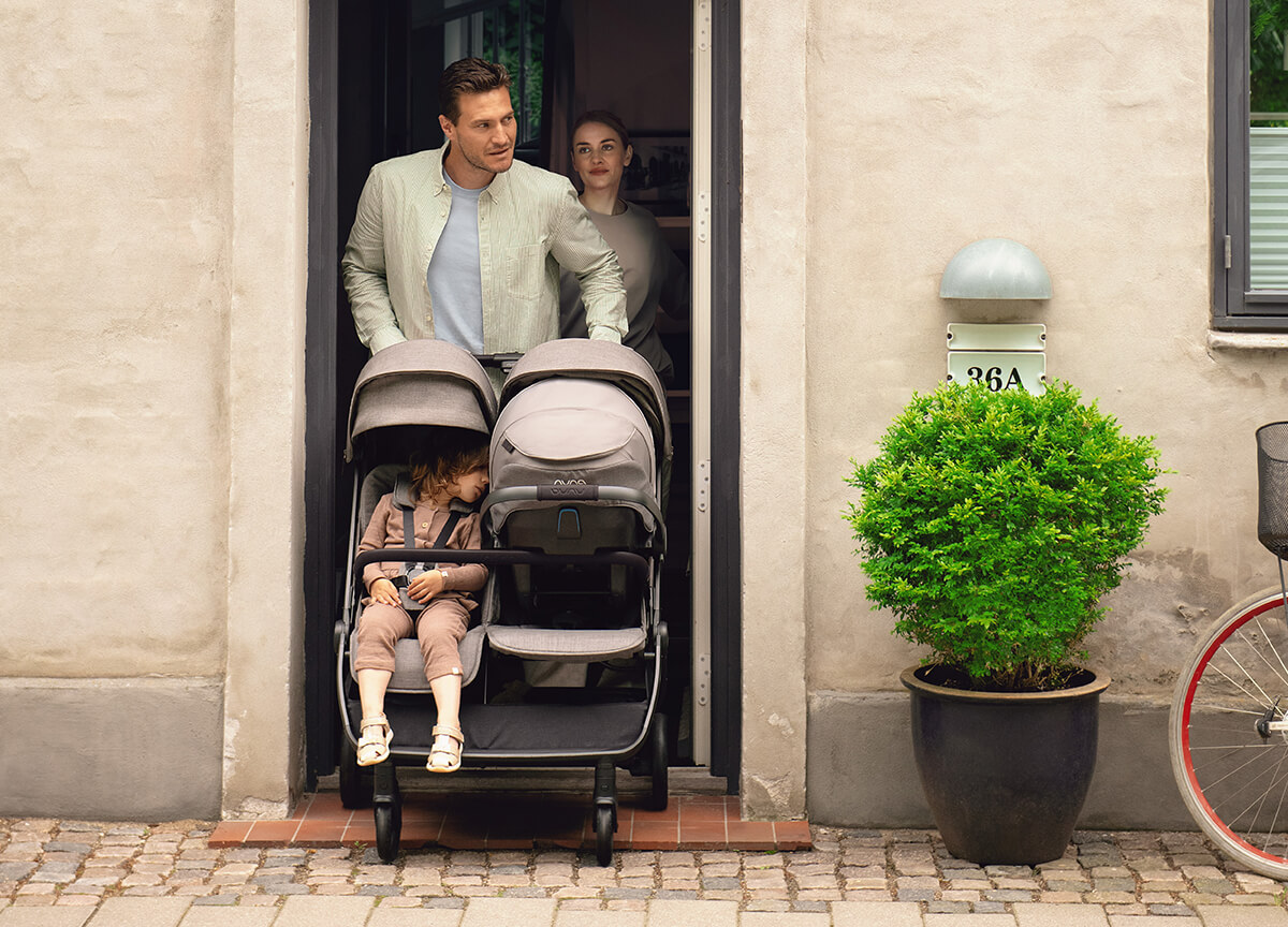 Voziček za dva otroka, ki se prilega standardnim meram vrat