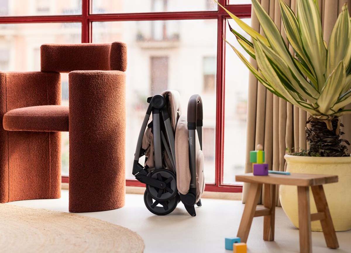 Kompakten voziček z vrhunskim dizajnom in trajnostno noto