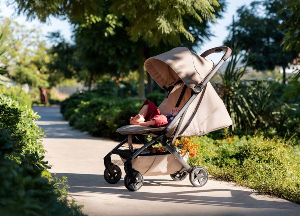  Ena roka za voziček, druga za tisto, kar res šteje